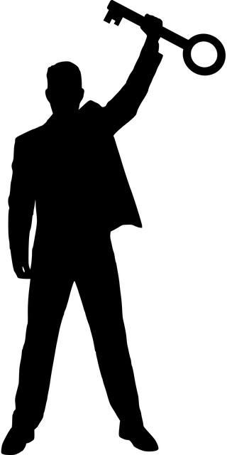 Silhouette eines Mannes, der einen großen Schlüssel hoch hält